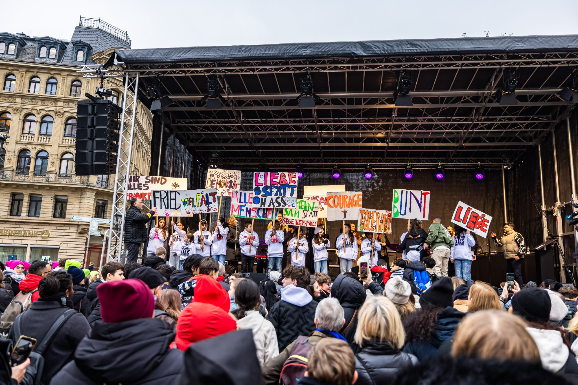 Musikalische Kundgebung „Komm, wir singen für den Frieden“ auf dem Opernplatz